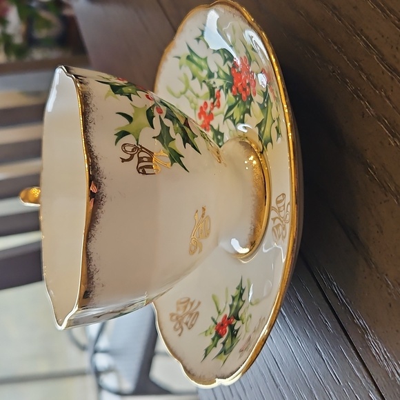 Vintage Queen Anne Yuletide Teacup And Saucer, Christmas Bone China Teacup - Picture 4 of 13